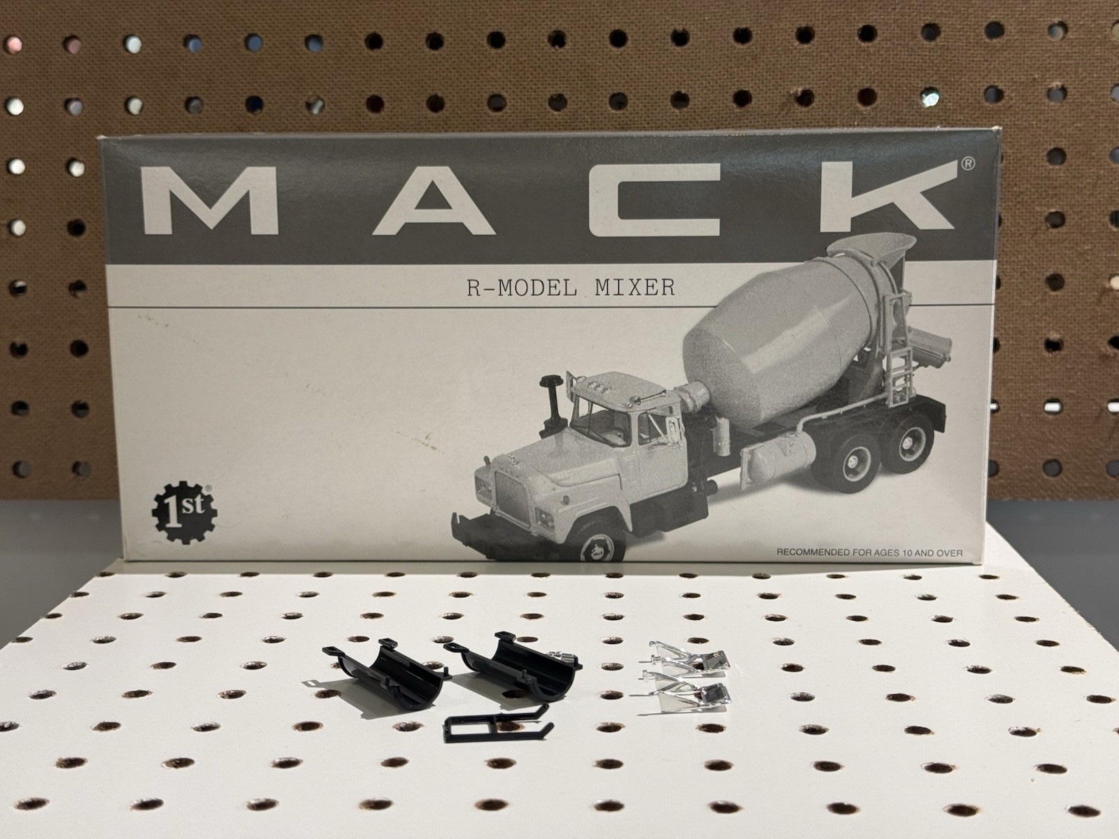 1st First Gear 1/34 Mack R Model Mixer Truck Tiger Paw 19-2392