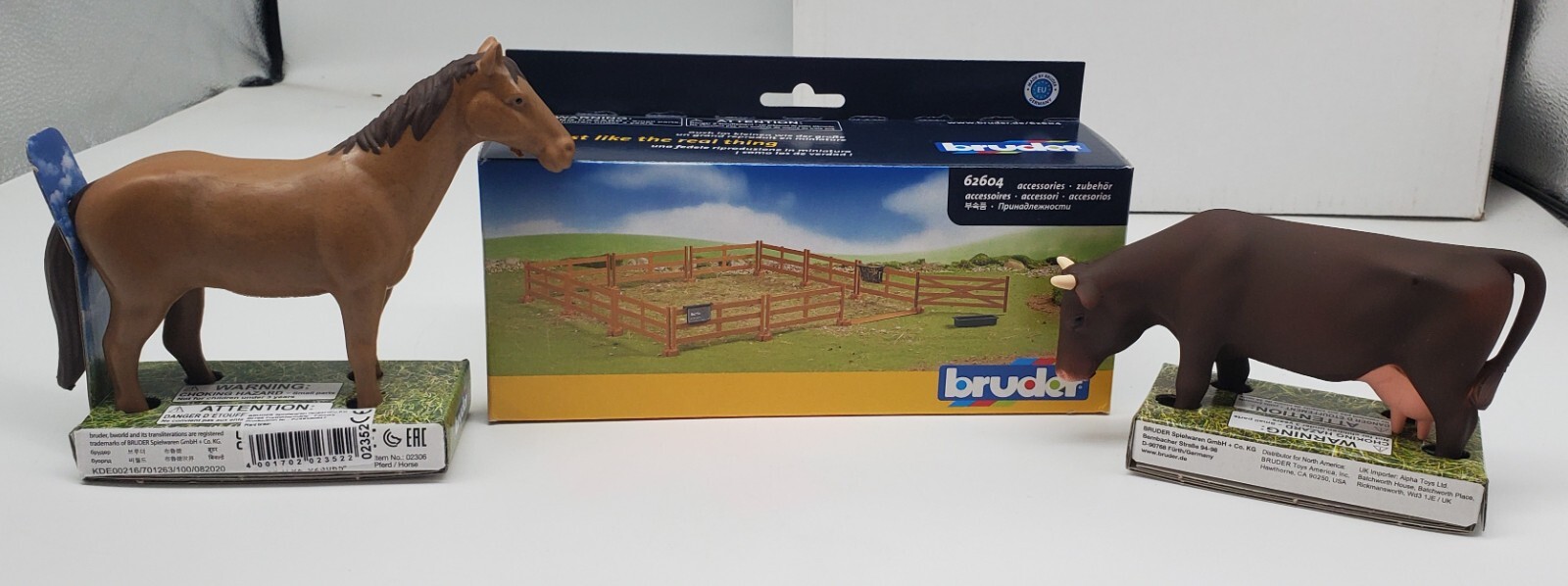 NEW Bruder Toys Pasture cow/horse Farm Fence Brown 62604 with 1 horse and 1 cow