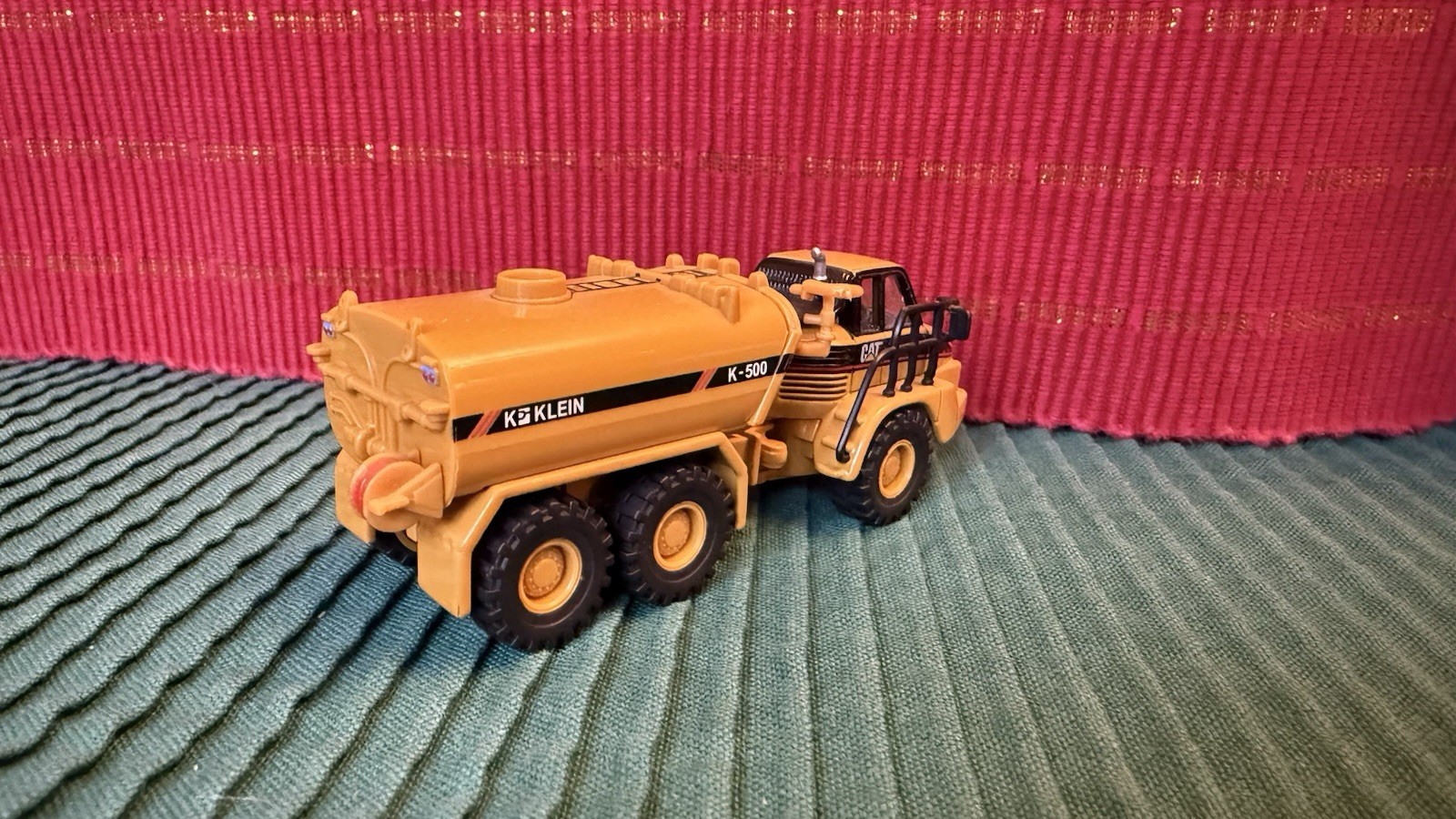 Norscot CAT Caterpillar Truck with Klein K-500 Water Tank 1:87 Die Cast Diecast