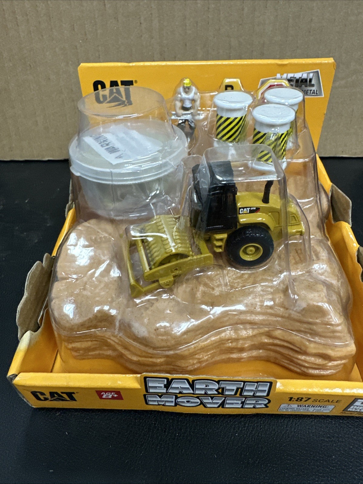 CATERPILLAR 1:87 CAT CP56 Padfoot Drum Vibratory Roller DIECAST MASTERS 84490A