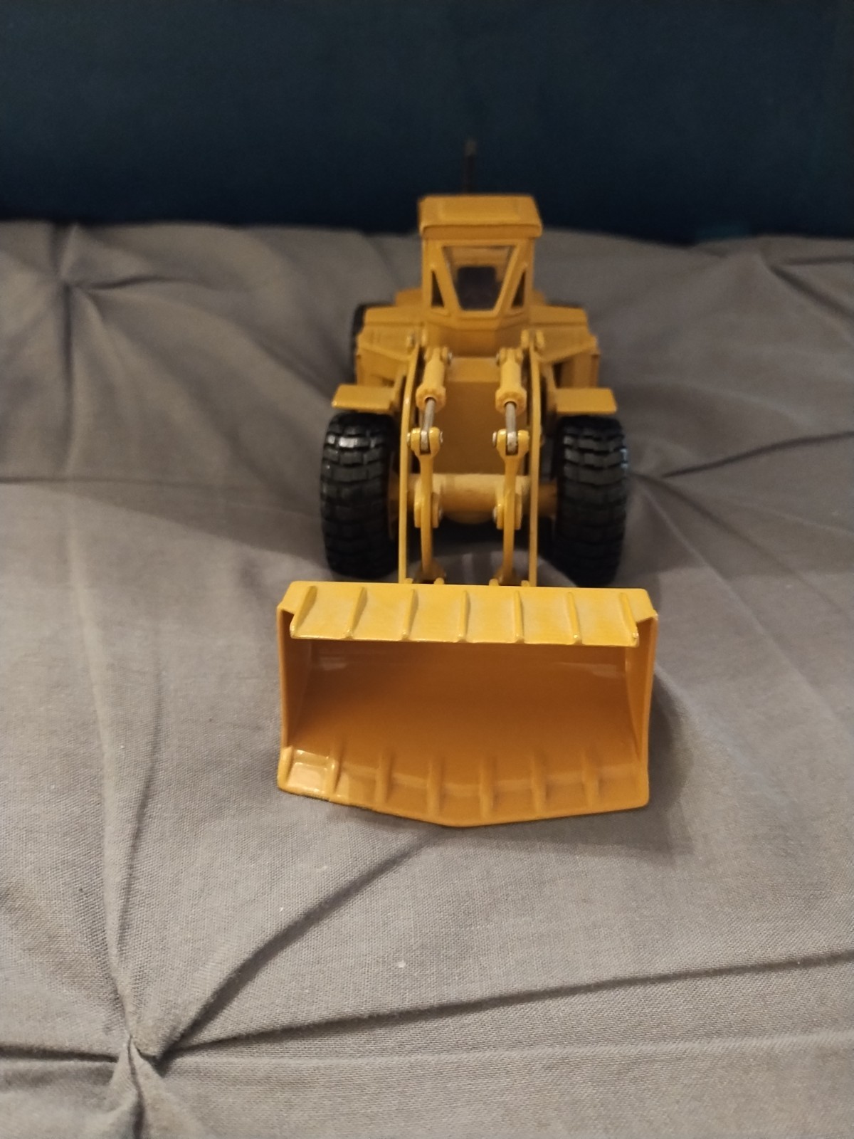 Ertl CAT Caterpillar Wheel Loader 988B 1:50 Scale