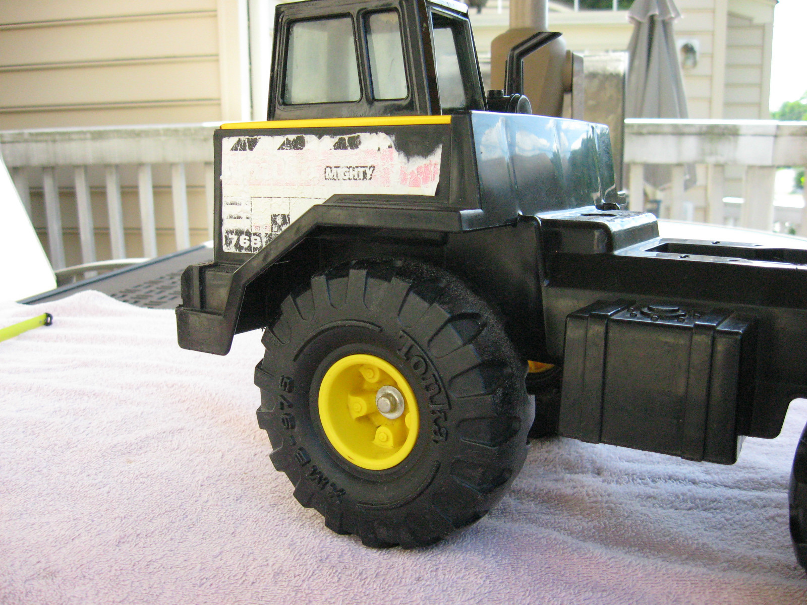 1999 TONKA NO. 768 MIGHTY DUMP TRUCK 16″ LENGTH~ PRESSED-STEEL