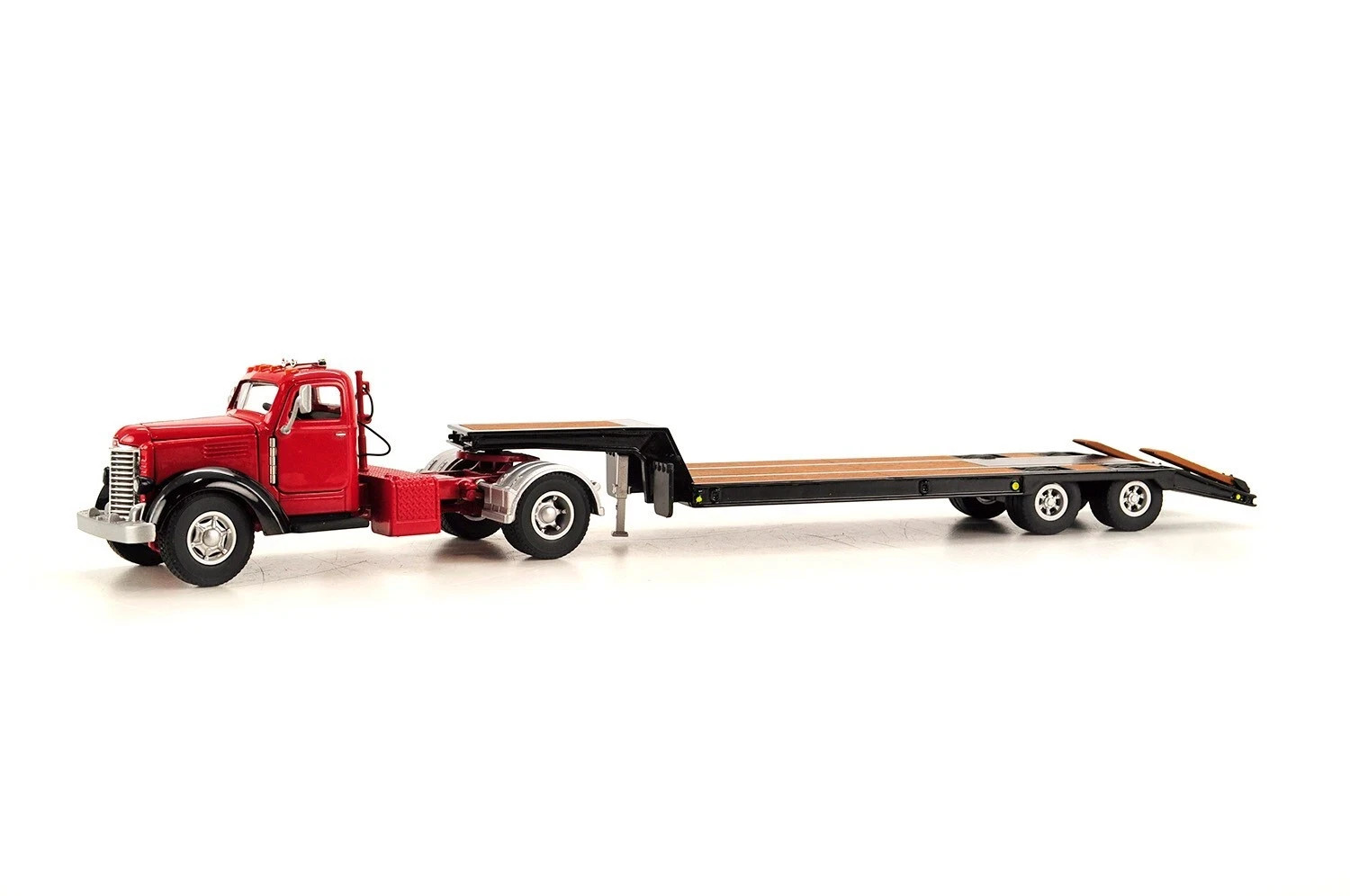 SpecCast International KN-8 w/LaCrosse Lowboy Trailer- 1:50 Die-cast MIB #39510