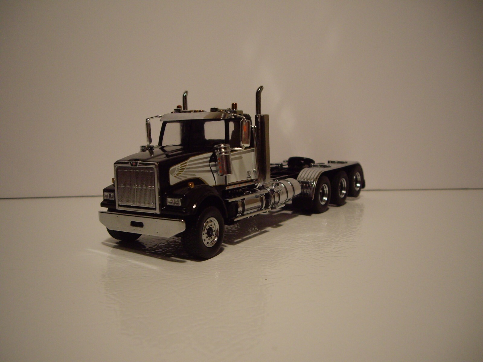 DIECAST MASTER 1/50 BLACK AND WHITE TRI-AXLE WESTERN STAR 4900 SF FIRST GEAR