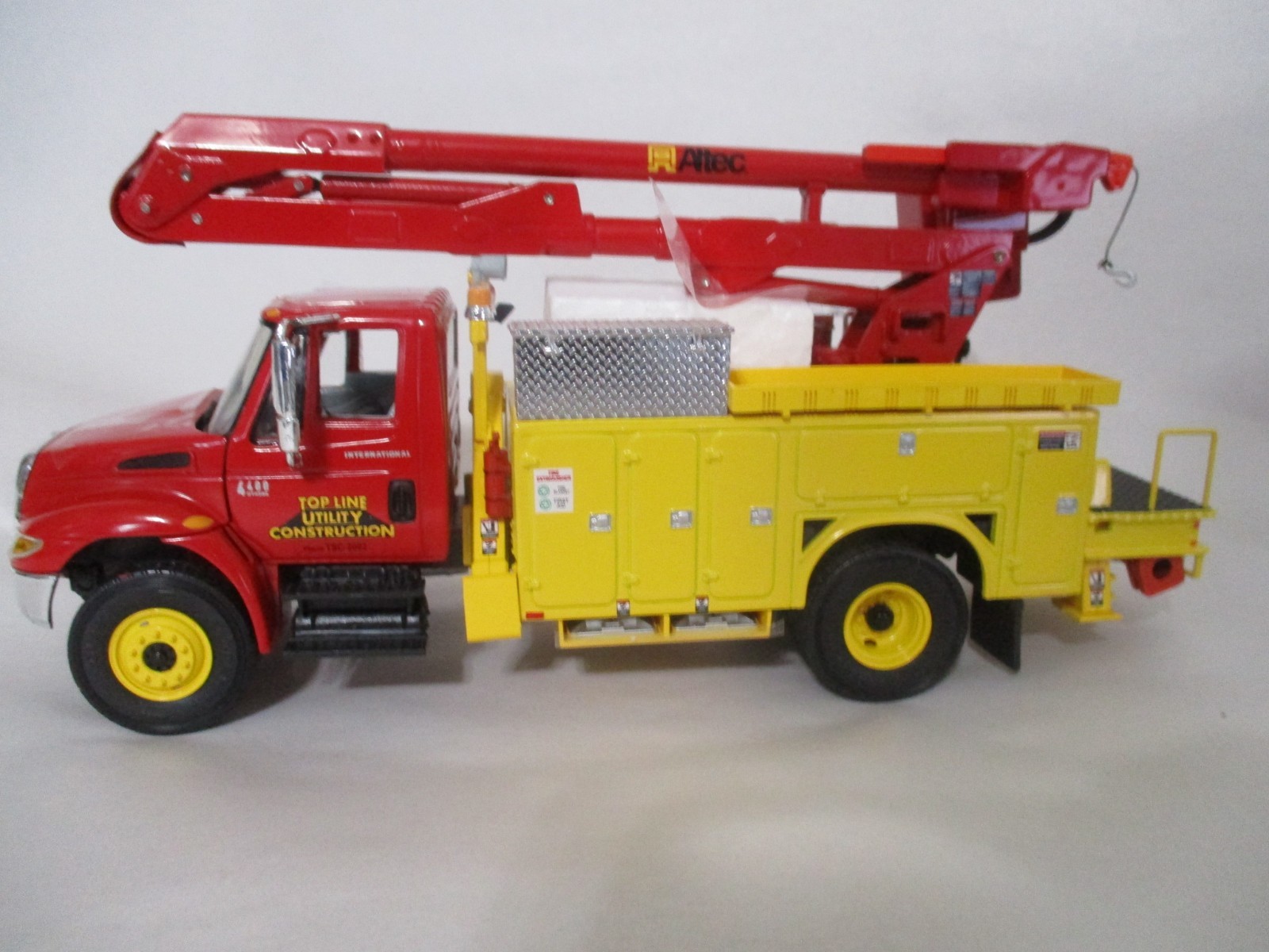 First Gear Top Line Construction International Utility Truck 1/34 diecast w/ Box