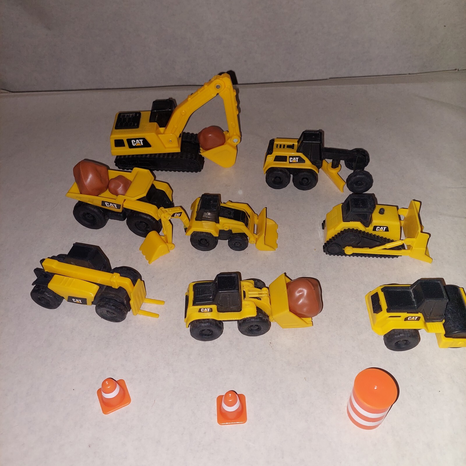 Caterpillar 8 Equipment Toy Backhoe Bull Dozer Excavator Dump Truck Boulders