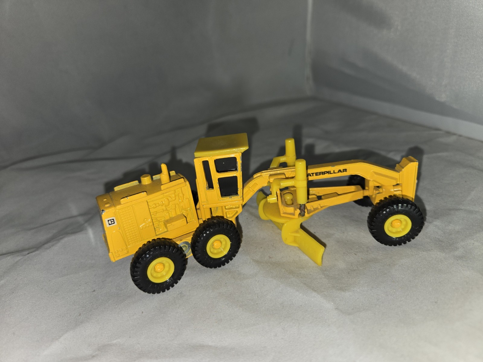 Vintage Ertl Mighty Movers Caterpillar Road Grader 6″ Die-Cast Pre-owned