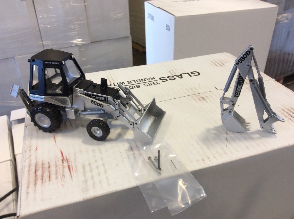 Case 580D Backhoe “SILVER” #6661,8933,8934 Rare Find 1/35 – Conrad #2931