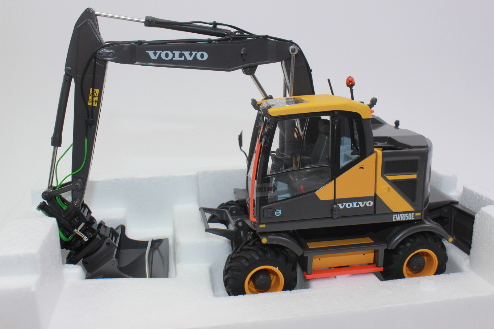AT Collection 3200100 Volvo EWR 150 E Mobile Excavator 1:32 Nokian Tires New