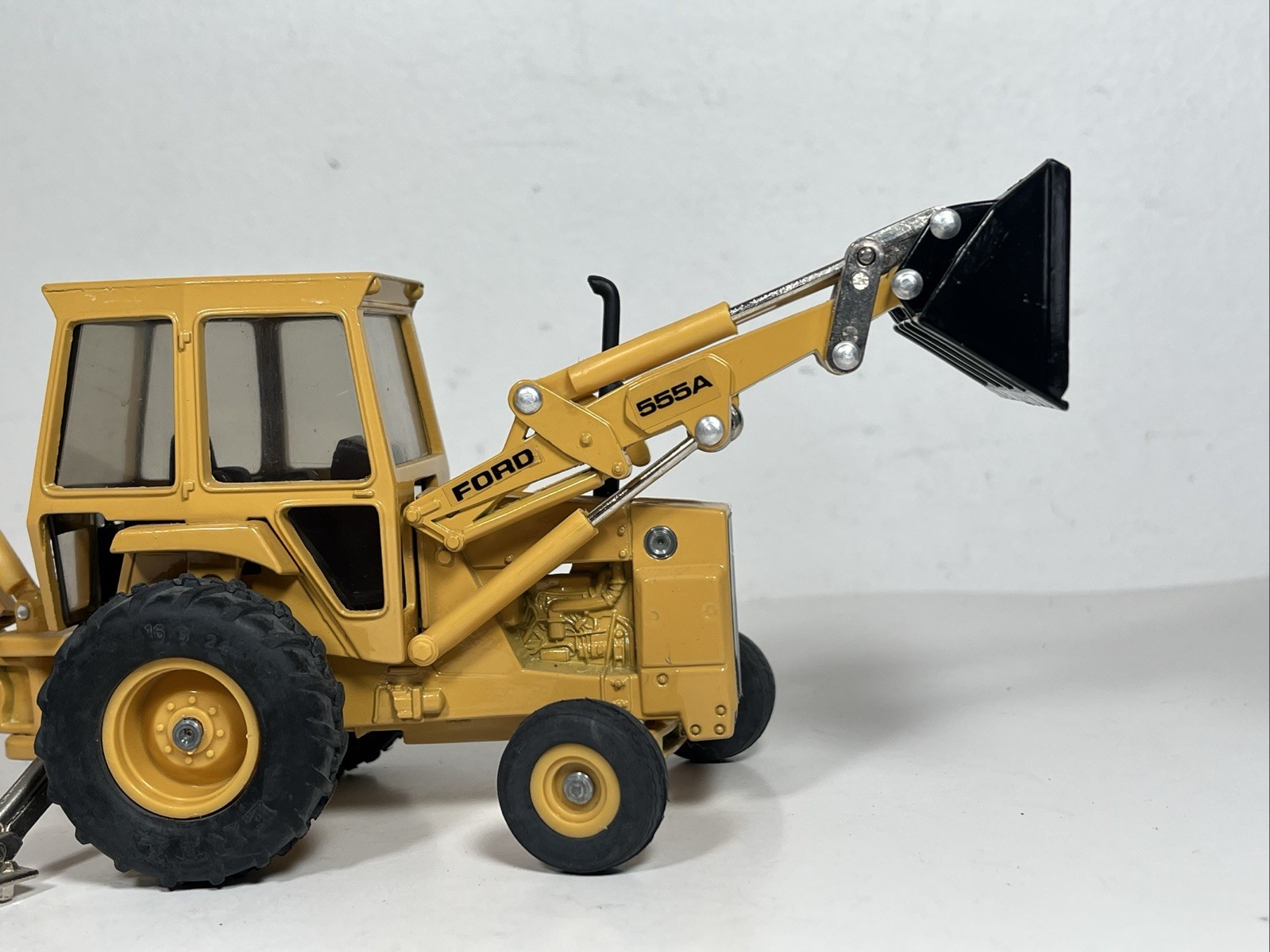 Ertl Ford 555A Backhoe Loader 1/32 Scale Diecast