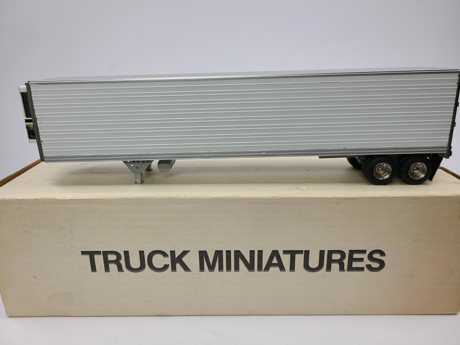 Utility 48′ Thermo King Reefer Van Trailer Truck Miniatures 1:48 Scale Model