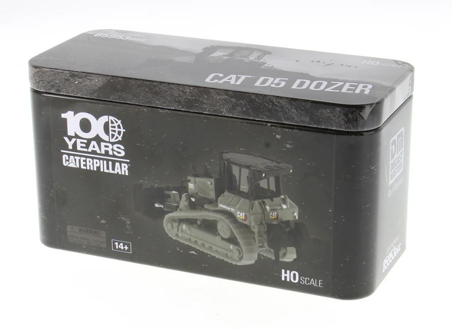 DIECAST MASTERS – Grey Construction Machinery with Folding Blade – CAT…