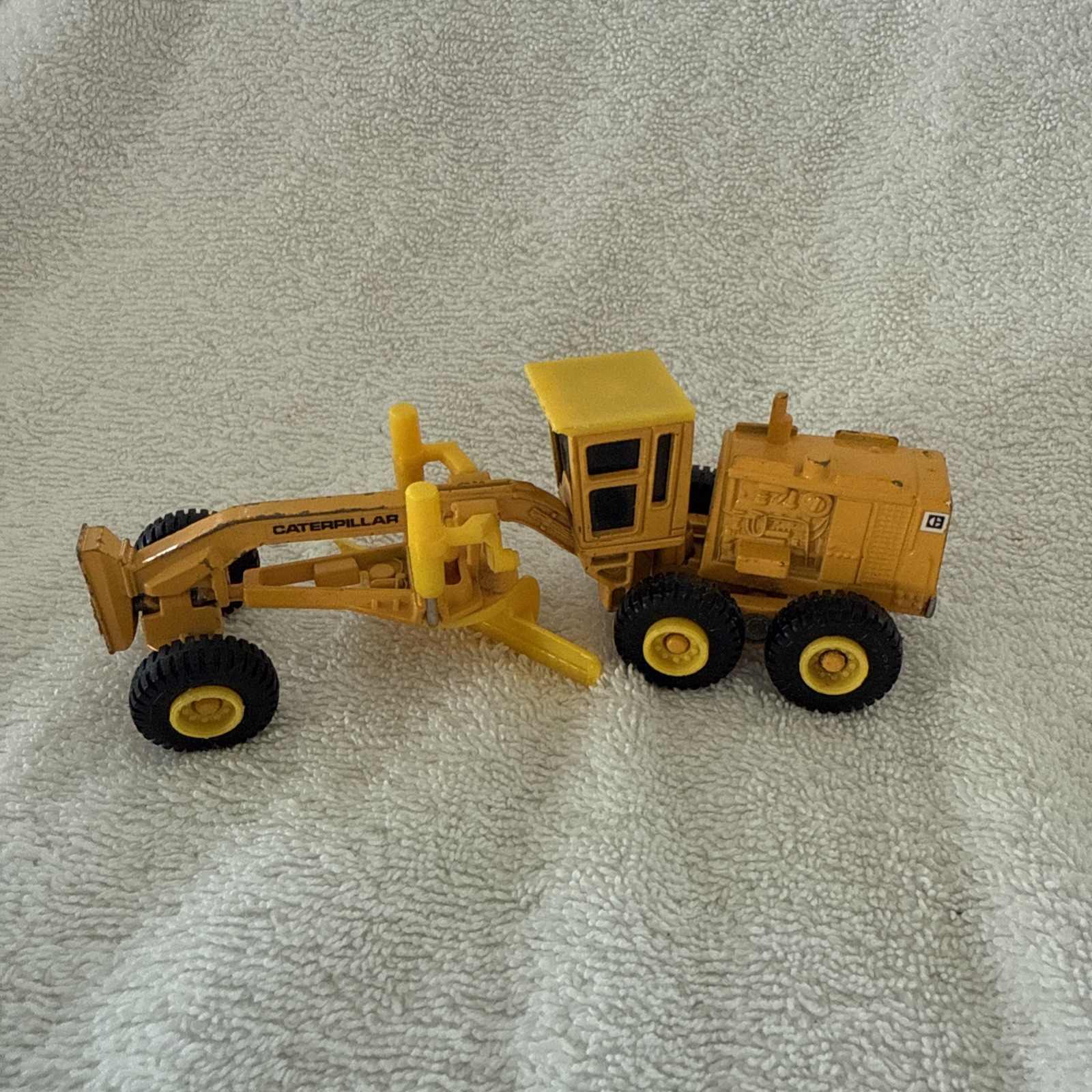 Vintage Ertl Mighty Movers Caterpillar Road Grader 6″ Die-Cast Pre-owned