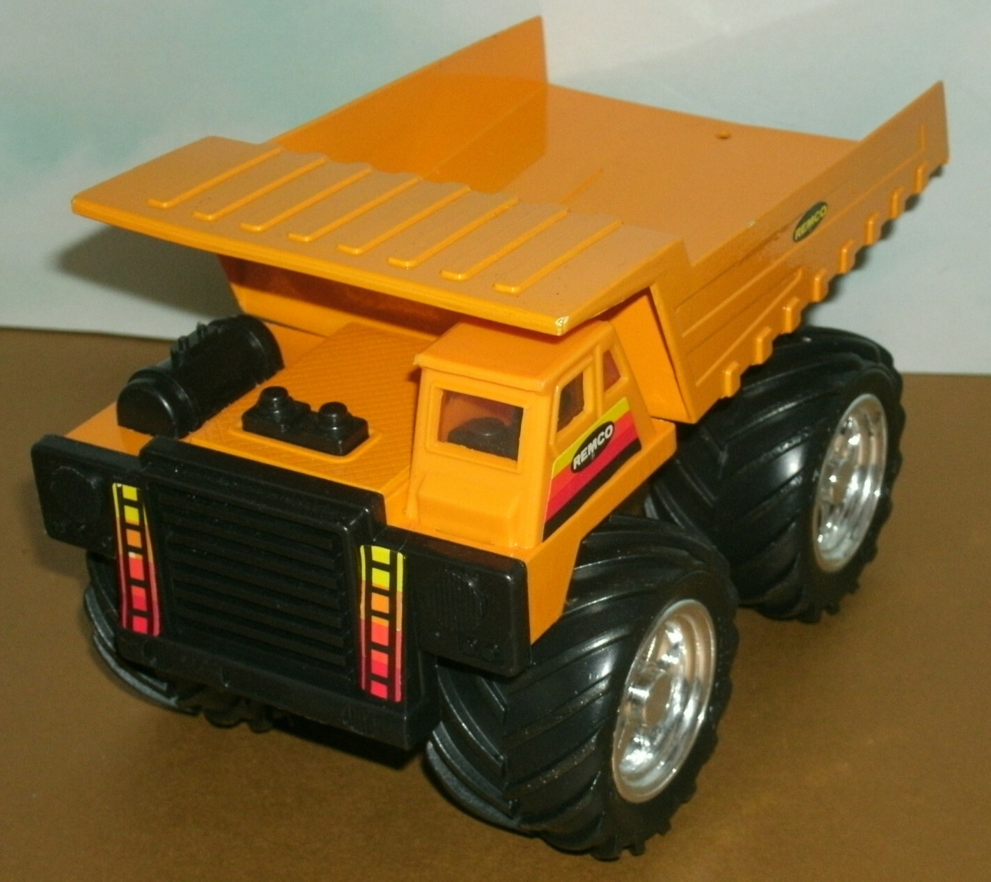 1/62 Scale Heavy Duty Dump Truck Diecast (7.25″) 1980’s Remco Construction Toy