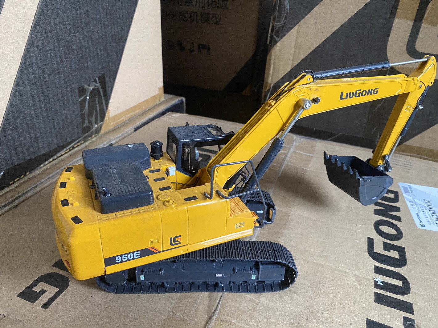 1/35 Scale LIUGONG CLG950E Hydraulic Excavator Diecast Model Collection Toy Gift