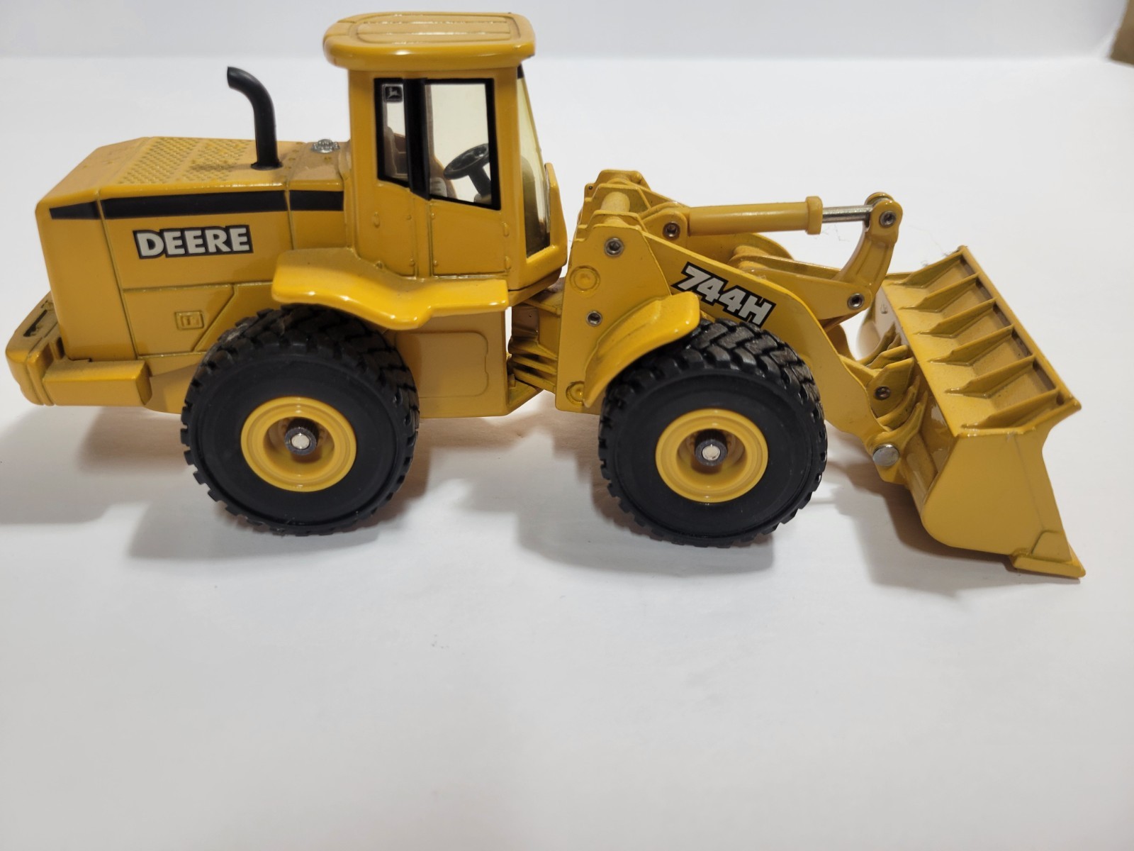 JOHN DEERE 744H ERTL METAL WHEEL LOADER 1:50 ARTICULATING DIE CAST