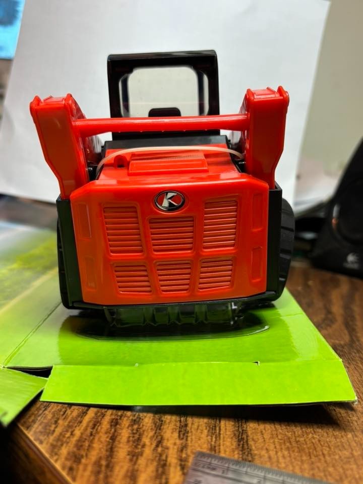 New-Ray Toys 1:18 Scale Kubota Compact Track Loader SVL90 33173