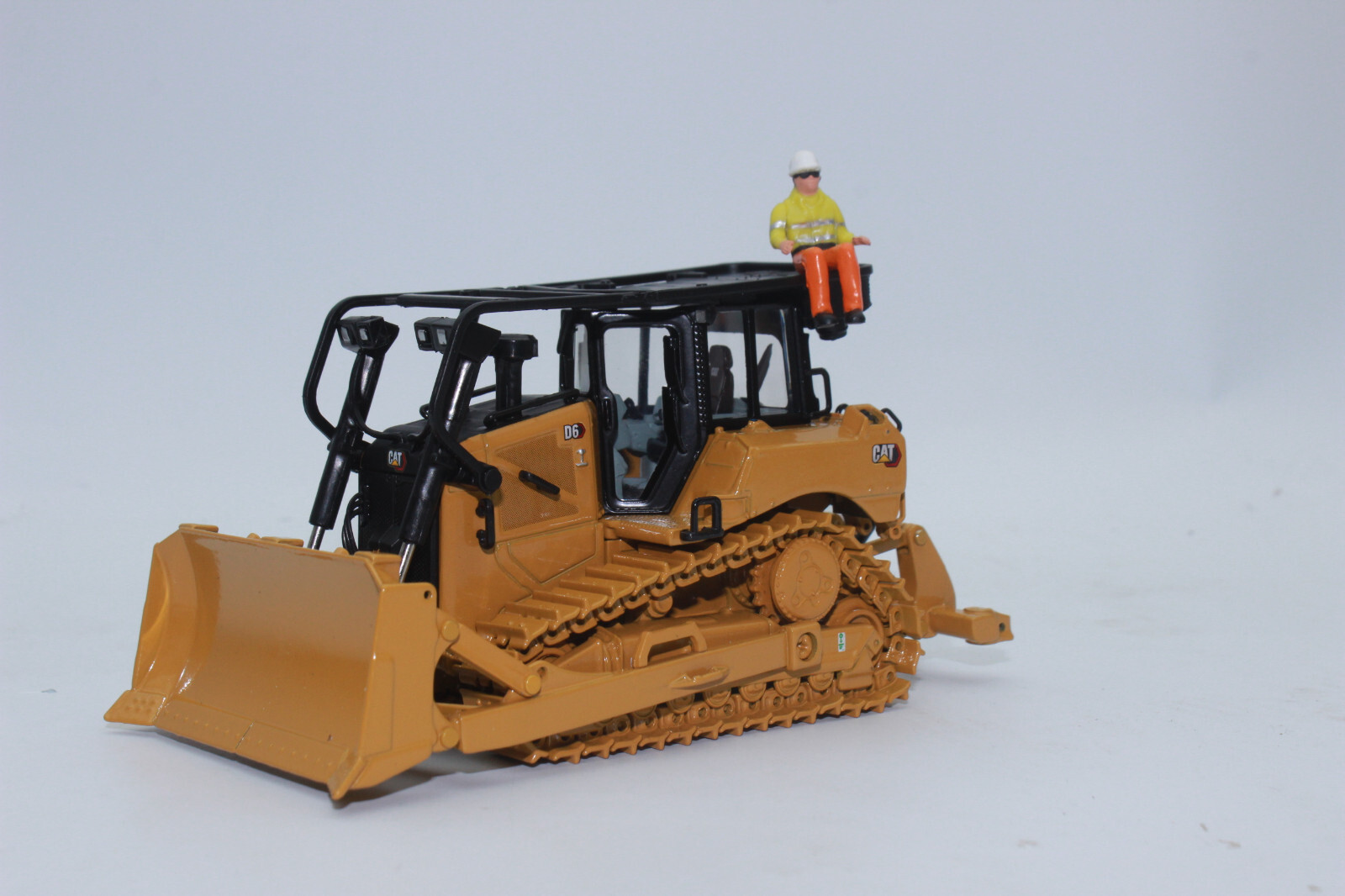 Diecast Masters 85553 CAT Caterpillar D6 SU Blade Bulldozer 1:50 NEW OVP