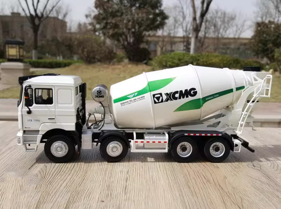 1:35 28CM XCMG 8*4 Concrete Mixer Truck Construction Machinery Diecast Model