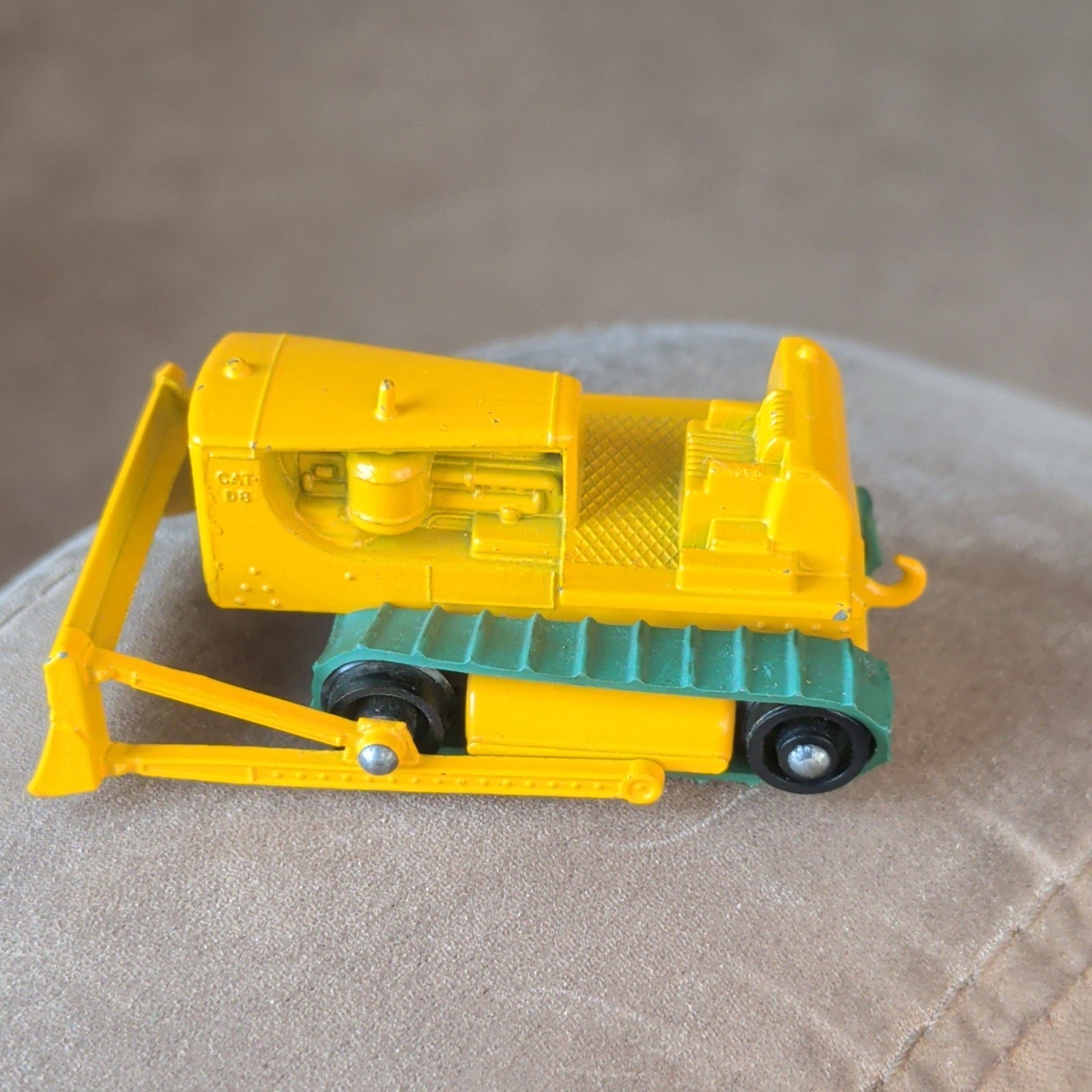 VTG Matchbox CAT D8 Dozer Bulldozer Diecast 1:64 Matchbox Yellow/Green