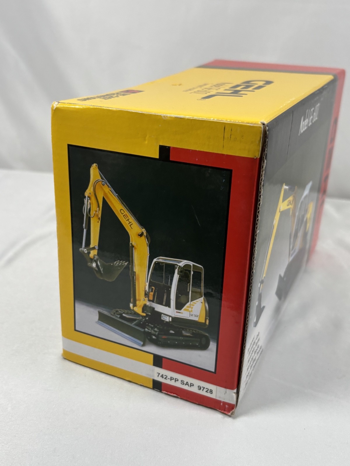 Die-Cast Promotions 1:25 Scale Model of a Gehl GE 602 Compact Excavator in Box