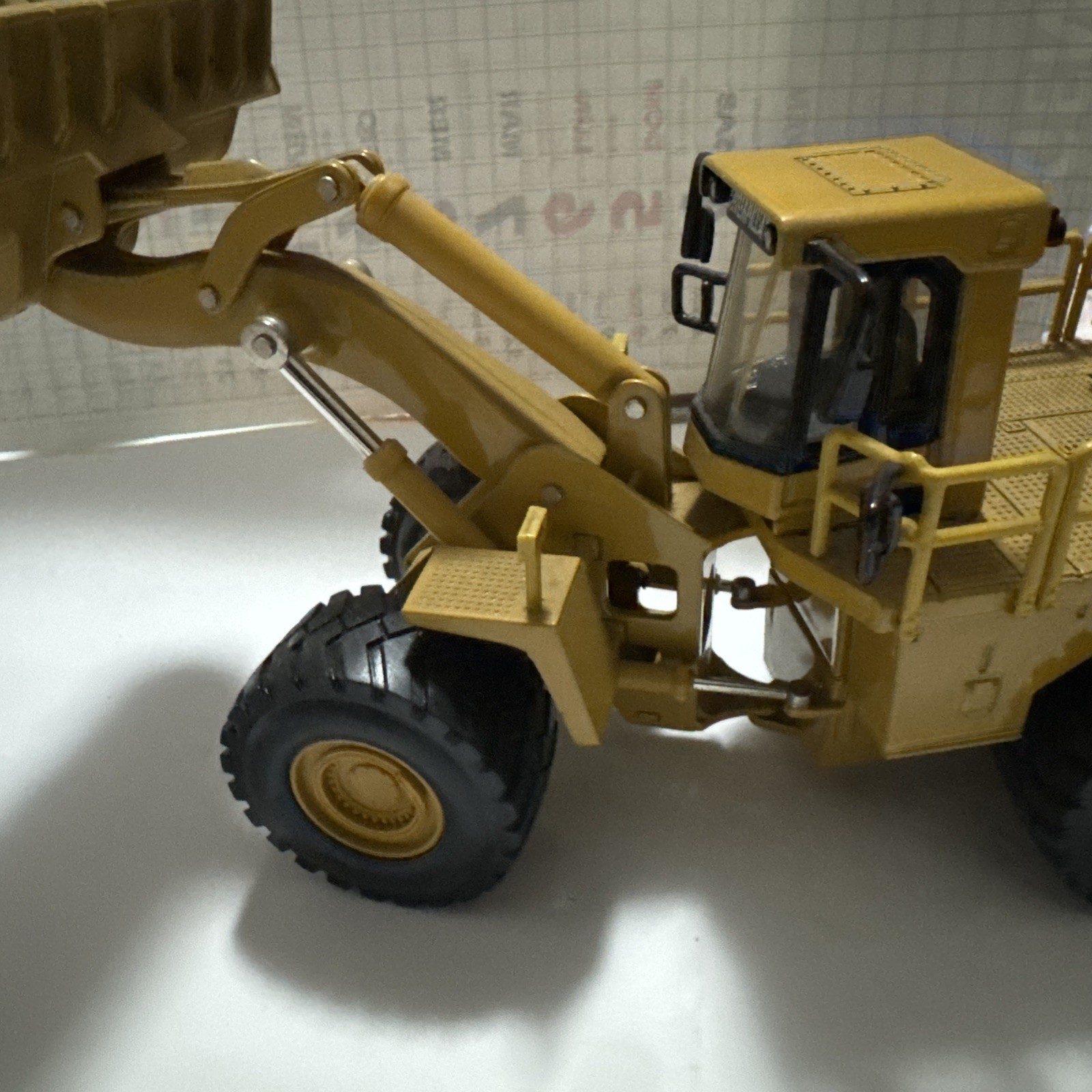 Norscot 1/50 Scale Caterpillar 992g Rubber Shovel
