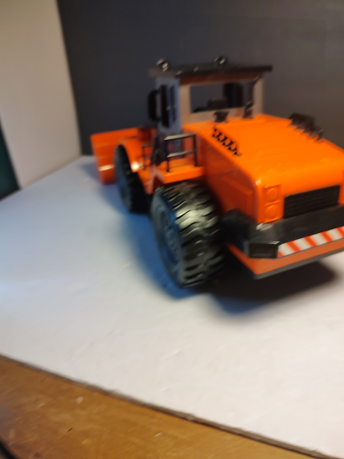 Battat Driven 1/14 Scale Large 19″ Front End Bucket Loader Construction Vehicle