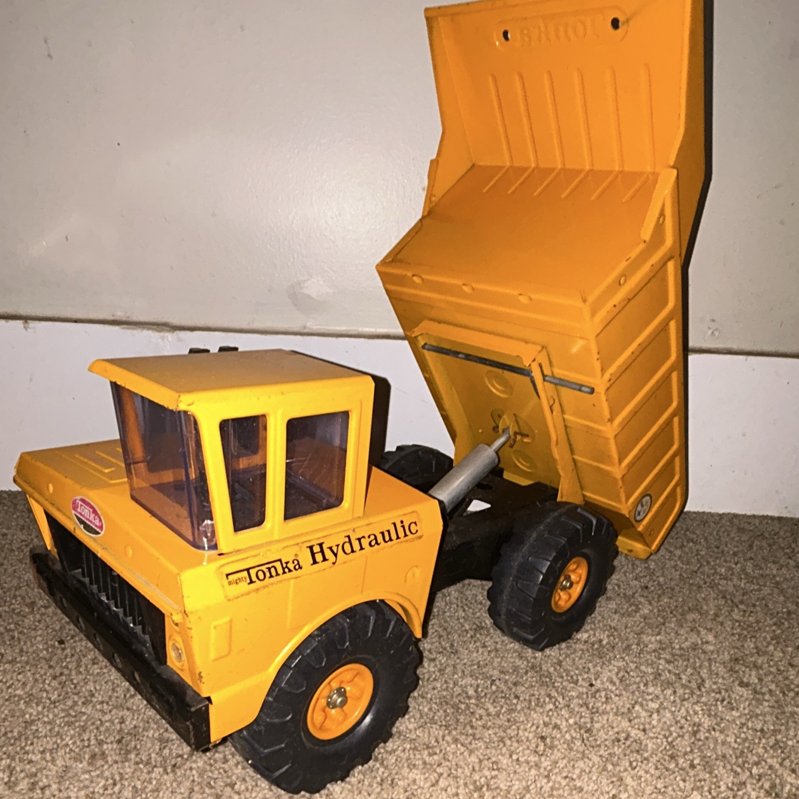 Tonka Yellow/Black Pressed Steel Hydraulic Dump Truck w/ Hydraulic Dump Bed