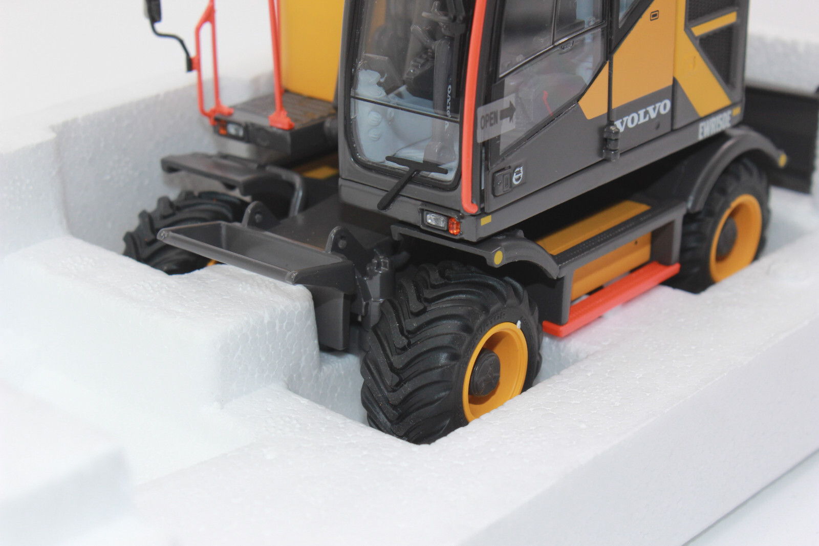 AT Collection 3200100 Volvo EWR 150 E Mobile Excavator 1:32 Nokian Tires New
