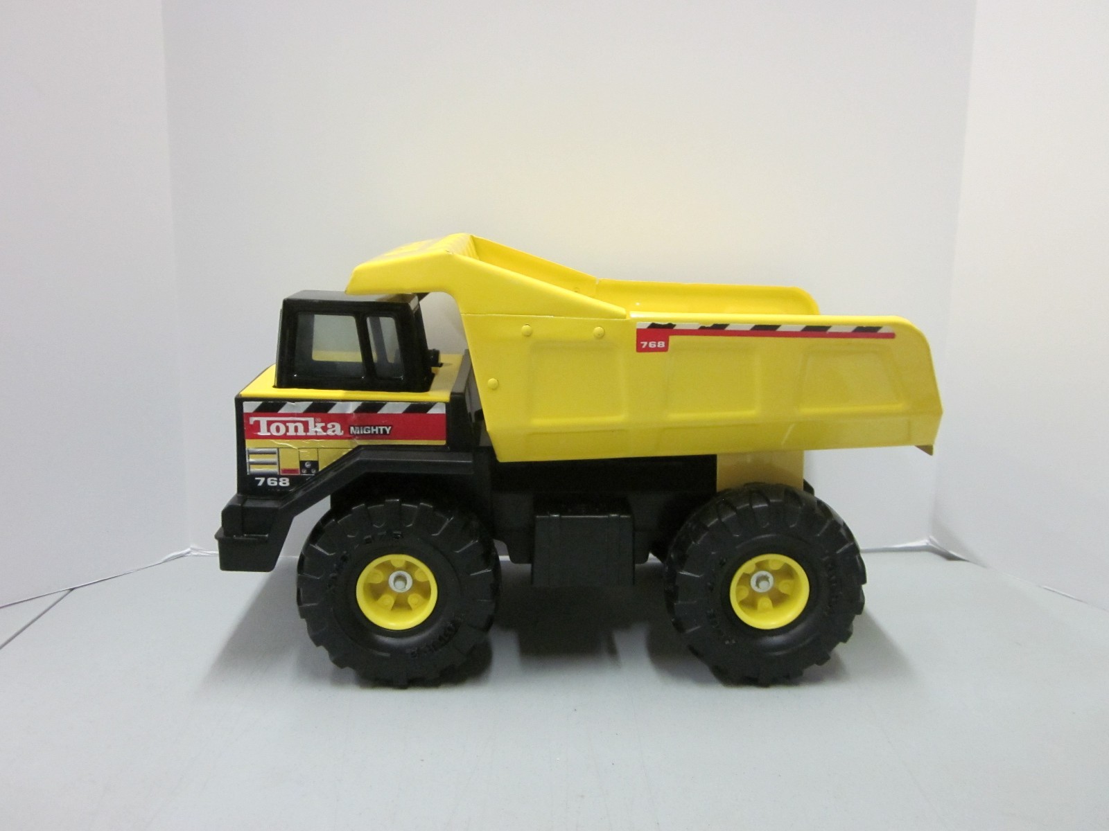 Tonka 768 Mighty Dump Truck XMB 975 1999 toy