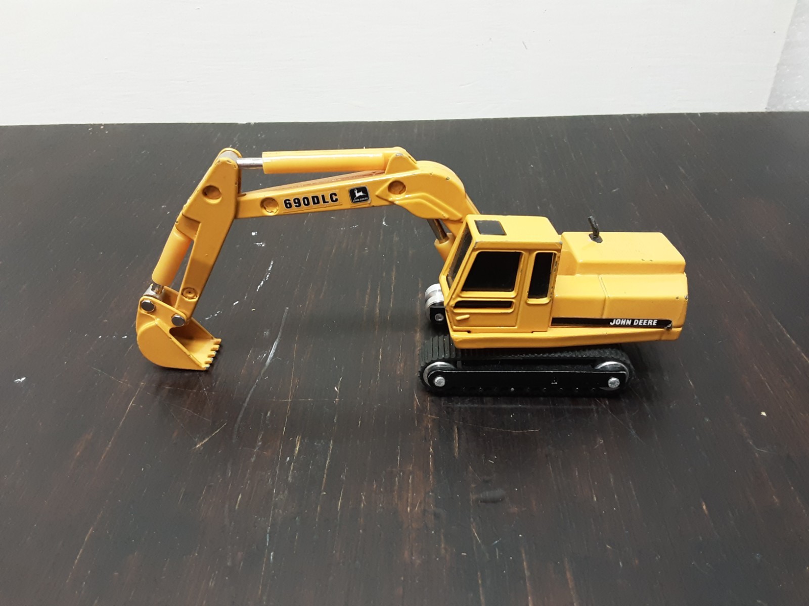 Ertl 1:64 Scale John Deere 690DLC Excavator: Missing one Track