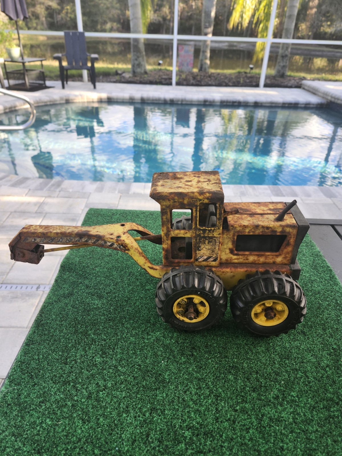 Tonka Grader Model 2510 missing blade and front end.