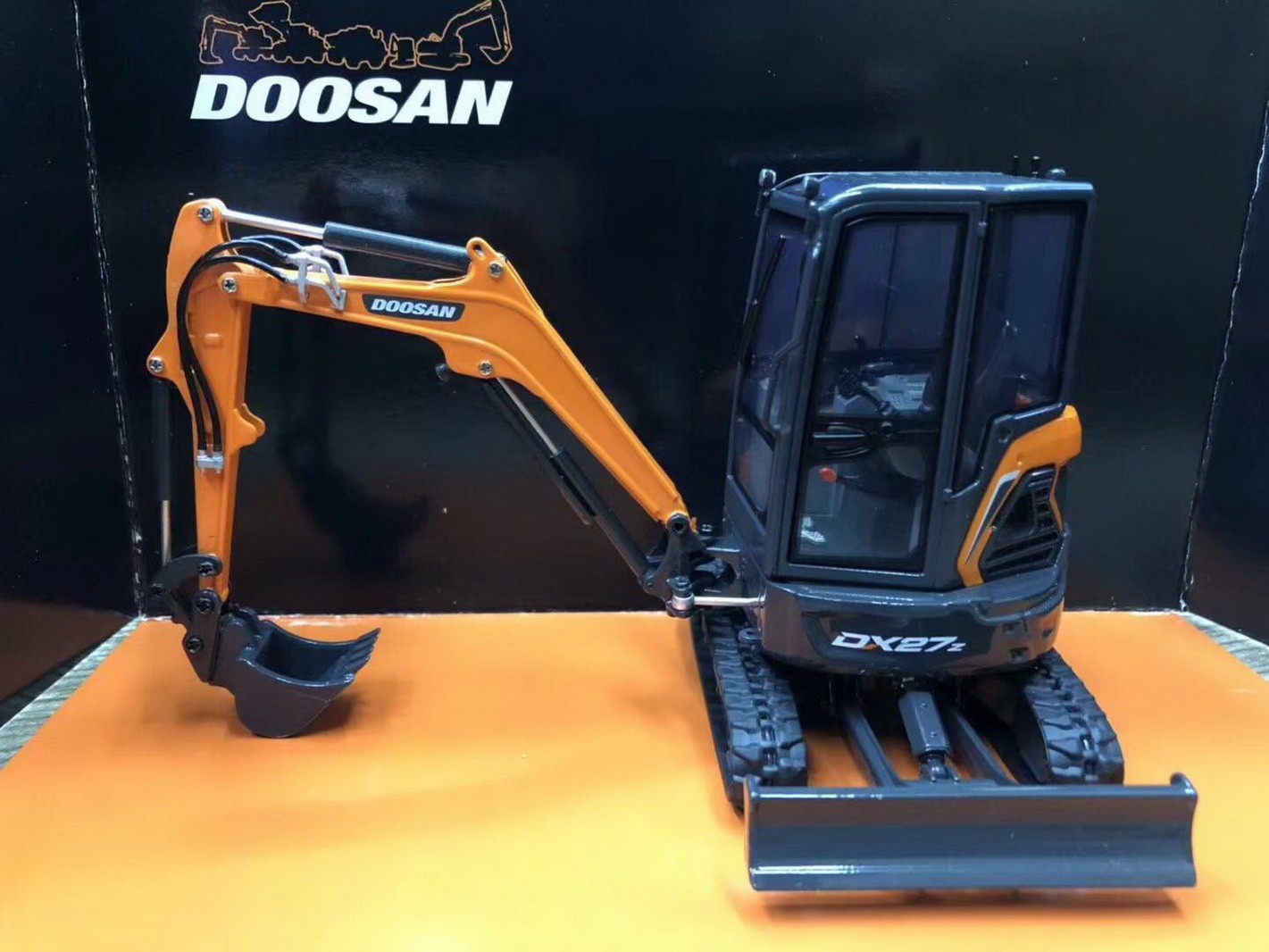 Universal Hobbies 1/25 DOOSAN DX27Z Compact Excavator Diecast Model UH8141
