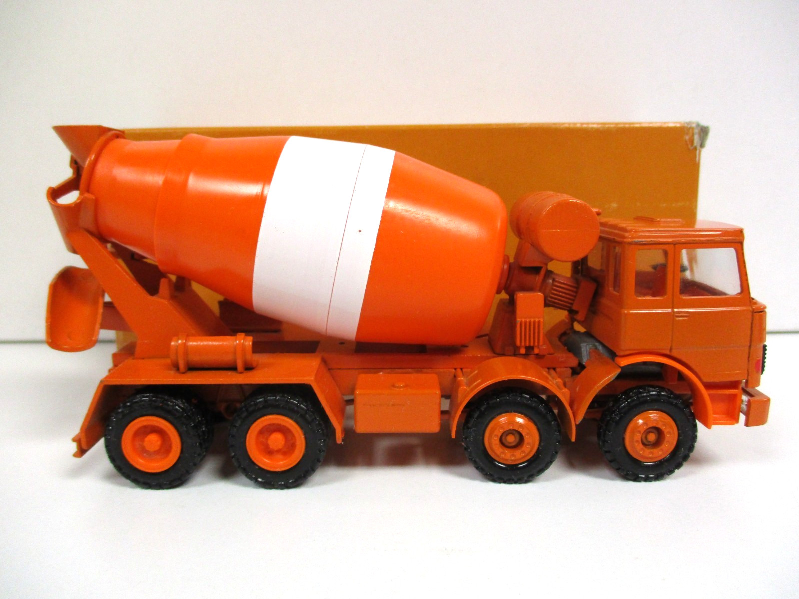 CONRAD – IVECO HEAVY DUTY CEMENT MIXER / CONCRETE TRUCK – 1/50 – READ