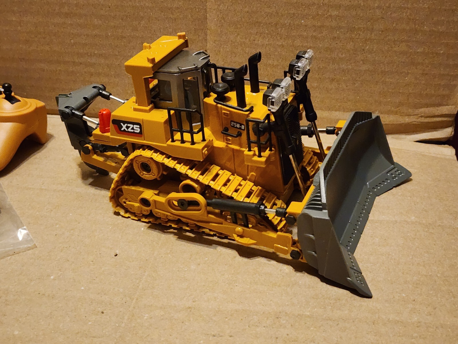 Track-Type Tractor 1:24 Scale Model Real Replicas 9CH Remote Control Sound Light