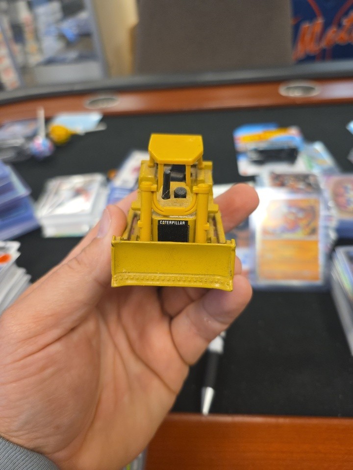 ERTL caterpillar, 1:50? Bulldozer D6H No Black Plastic Pieces On Hood