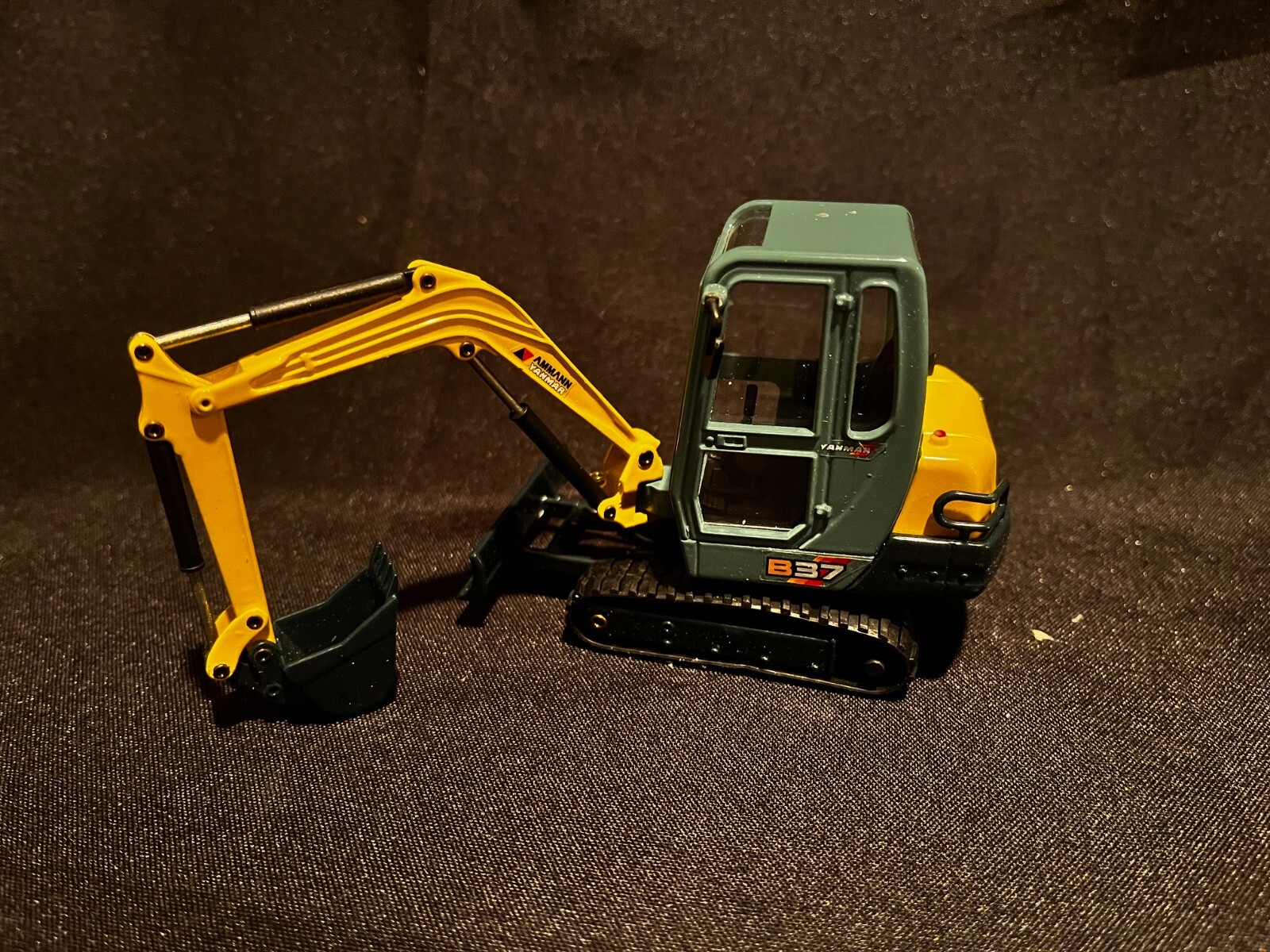 New In Box B37 Yamaha JOAL Die Cast Metal Compact Mini Excavator 1:35 With box