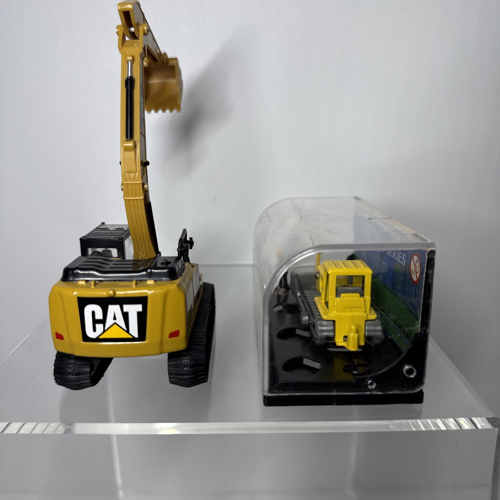 Diecast Masters | 1:64 Scale Cat 320F L Hydraulic Excavator And 1:87 Bull Dozer