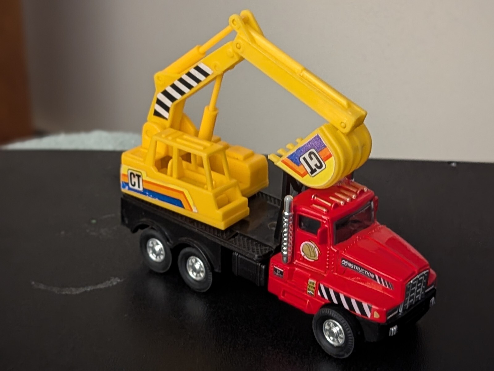 POWERFUL CRANE W EXCAVATOR SCOOP, SHING FAT CO. MODEL NO 1910