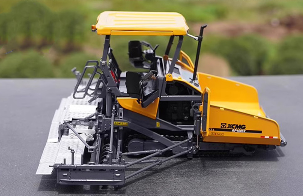 1:35 XCMG RP1005T Paver Construction Machine Equipment Vehicle Diecast Model