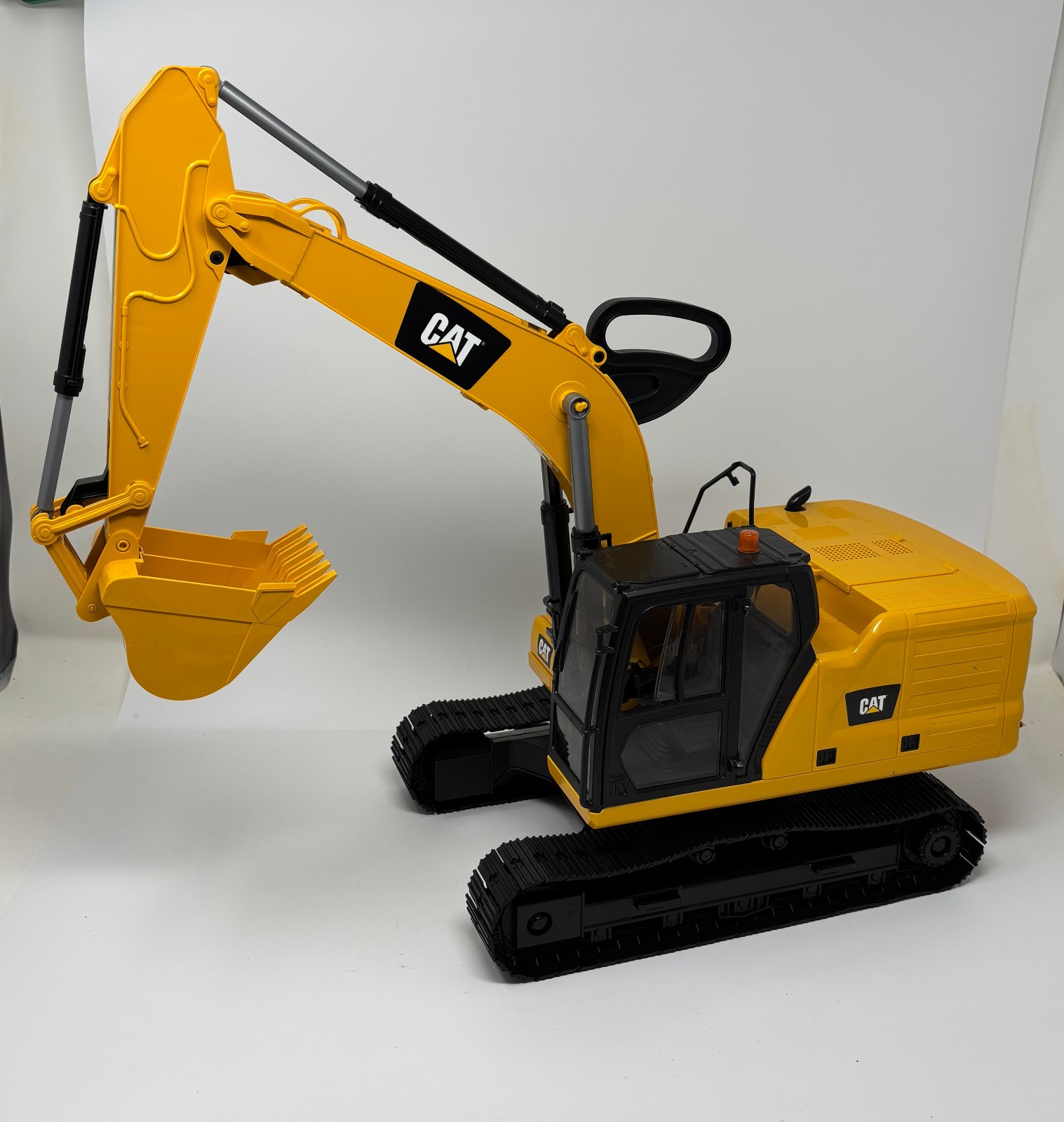 2020 Bruder 02484 CAT Excavator 1:16 Digging Toy