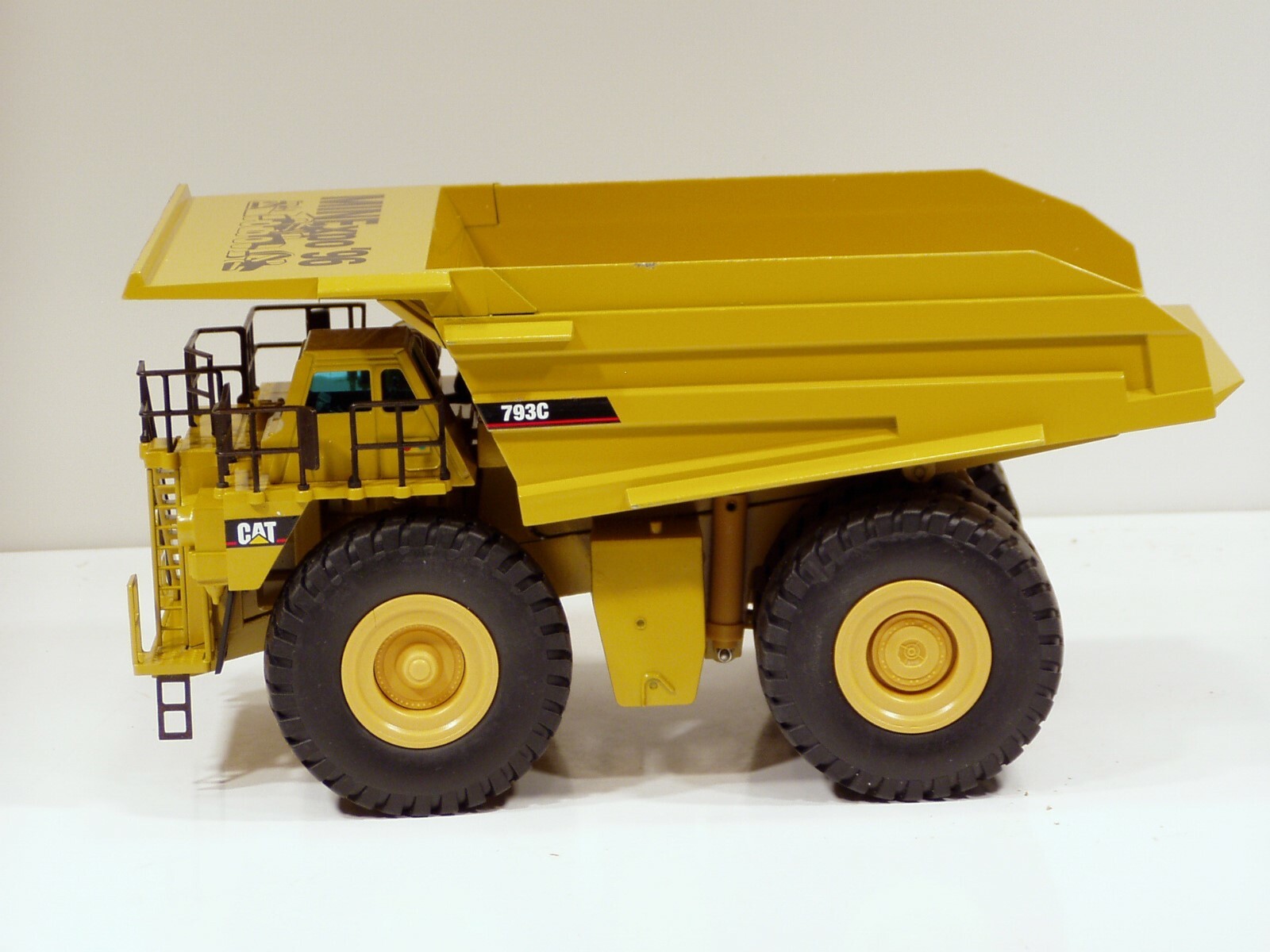 Caterpillar 793C Dump Truck – “MINEXPO 96” – 1/50 – NZG #403 – N.MIB