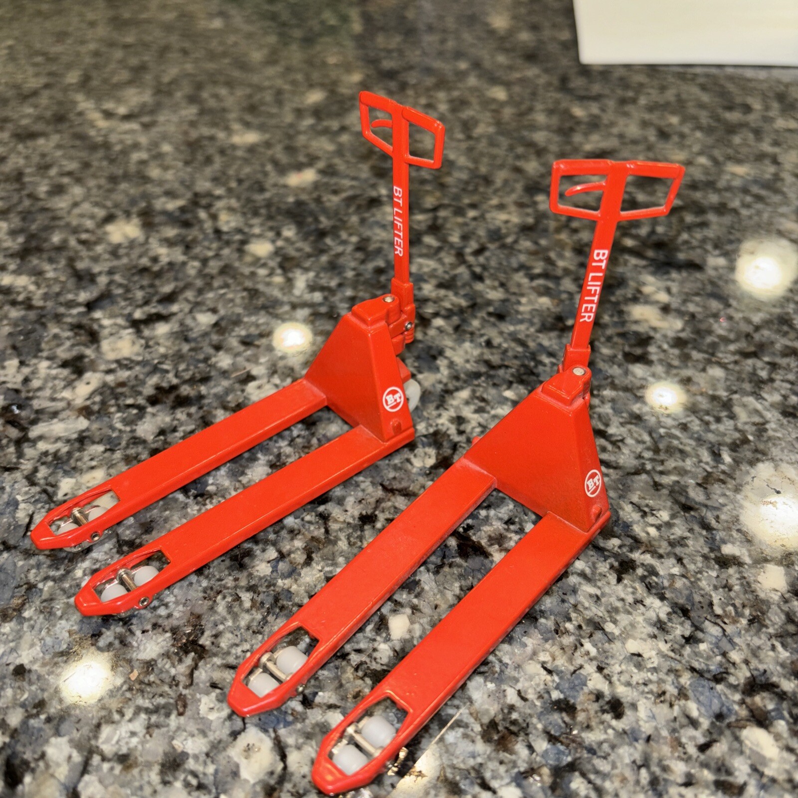 BT Lifter 1:15 BT TOYOTA LIFTER FORKLIFT 2 Pcs