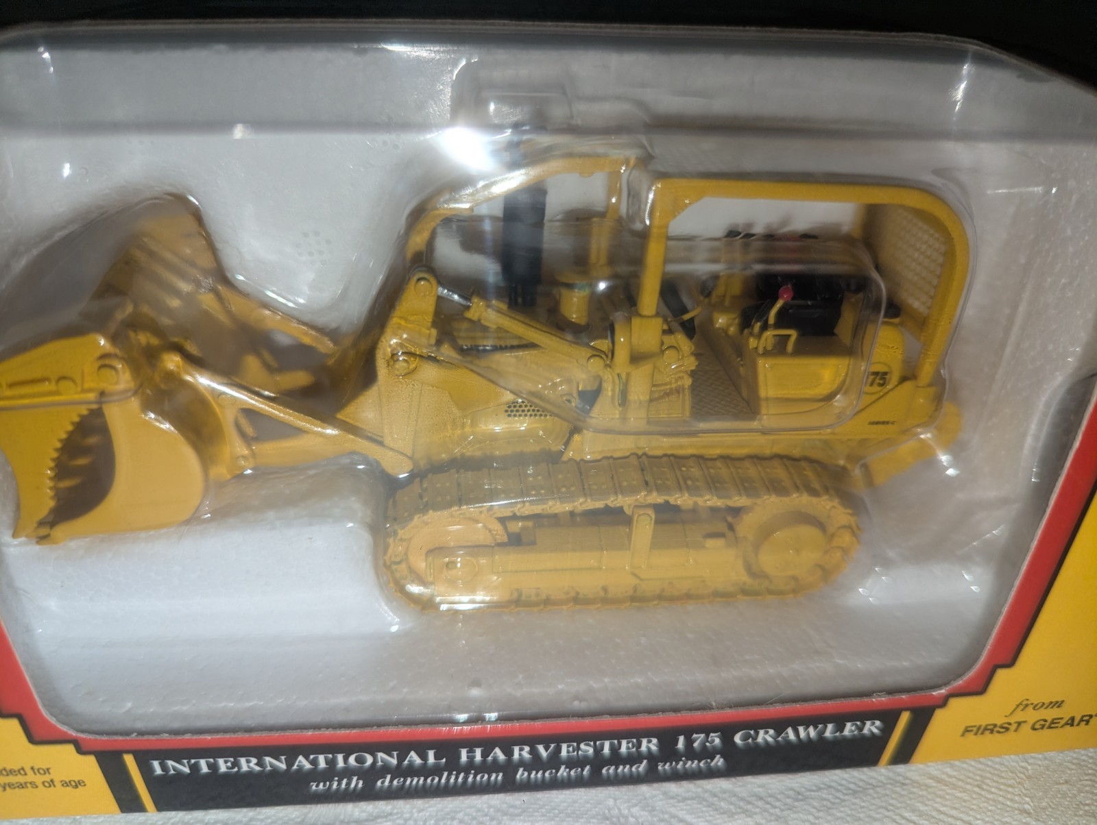 1:50 International Harvester 175 Demilition Bucket Loader With Winch 50-3072