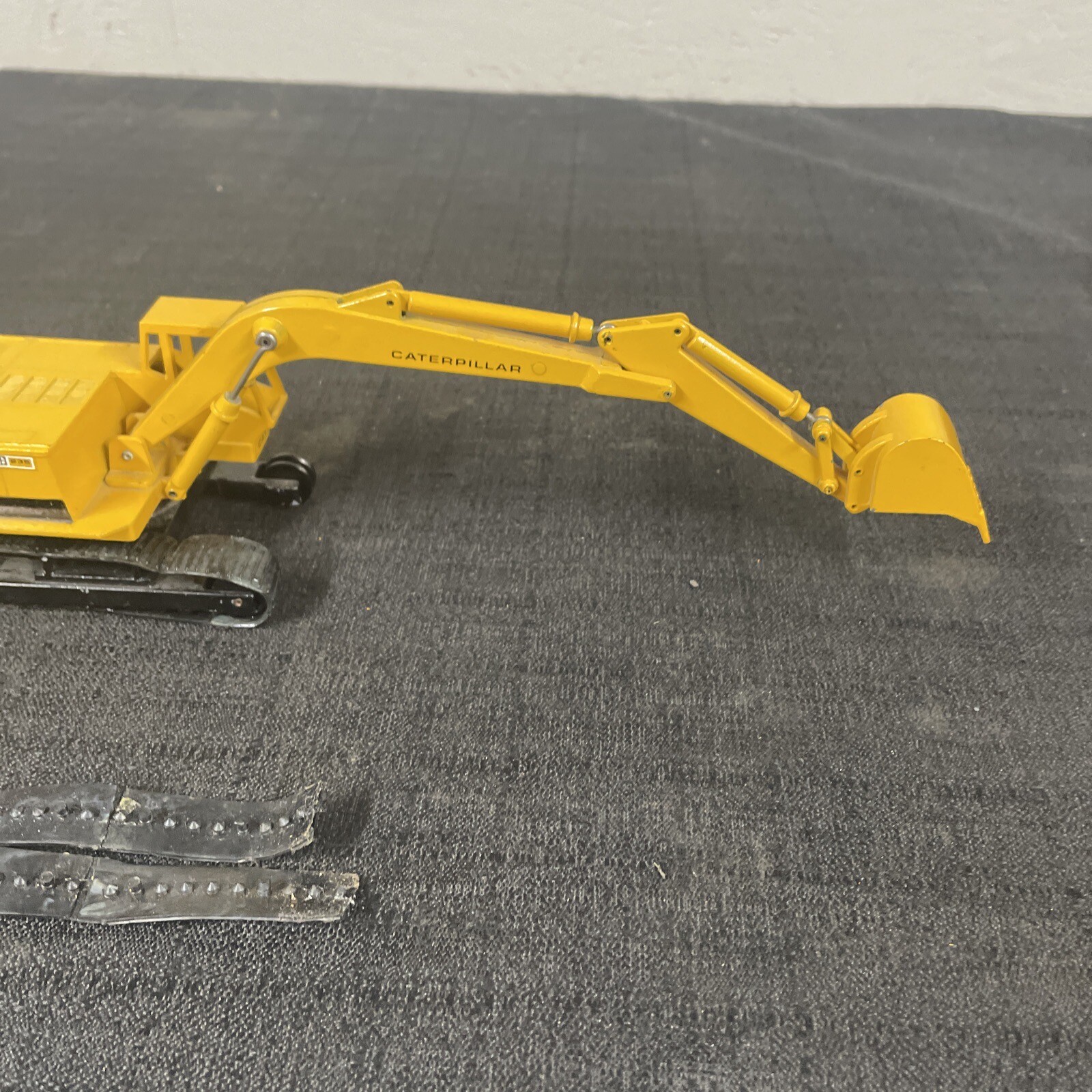 Winross Caterpillar 235 Excavator Rare Classic Cat READ DESCRIPTION