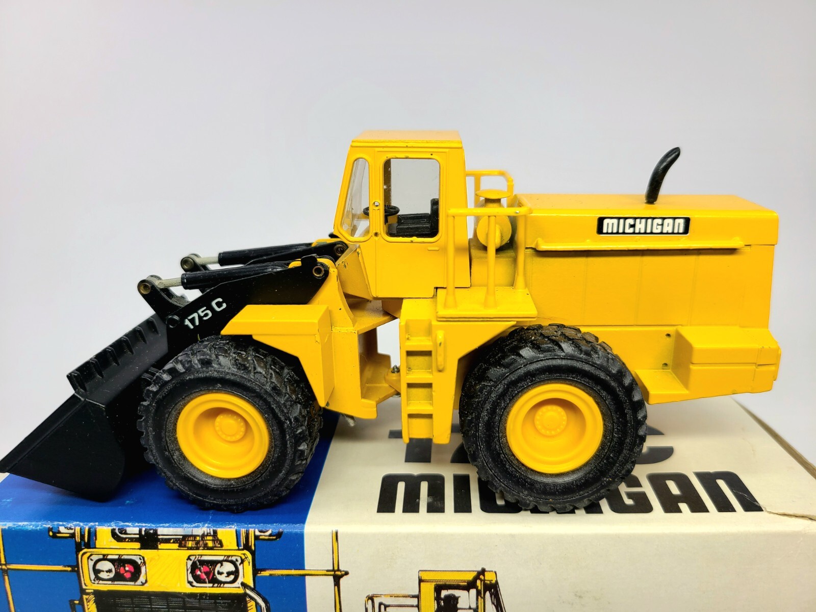 Clark Michigan 175C Wheel Loader – Black Arms – Conrad 1:50 Scale Model #2885.3