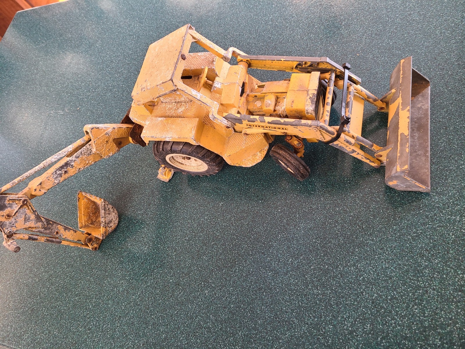 Vintage ERTL 2676 Yellow International Harvester #472 Backhoe Loader ~20” Metal
