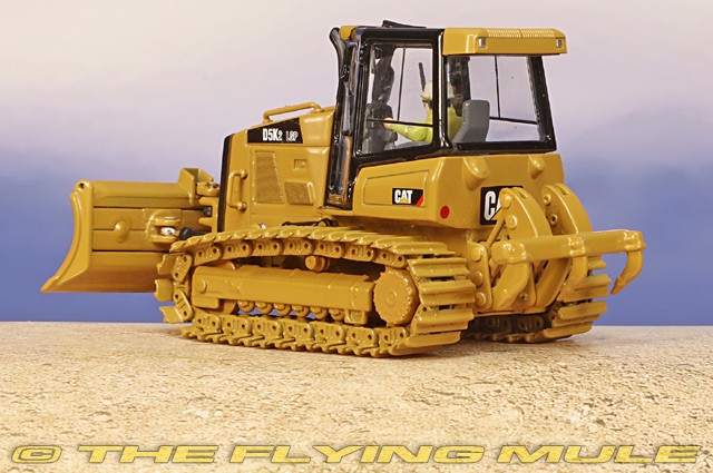 Diecast Masters 1:50 D5K2 Bulldozer
