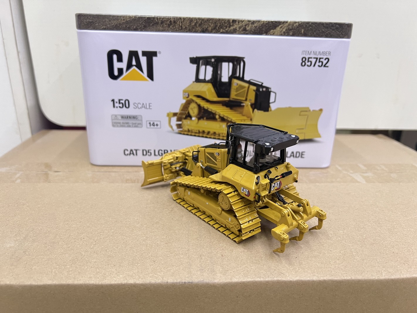 DM 1/50 Scale Cat D5 LGP VPAT Dozer with Foldable Blade Diecast Model 85752