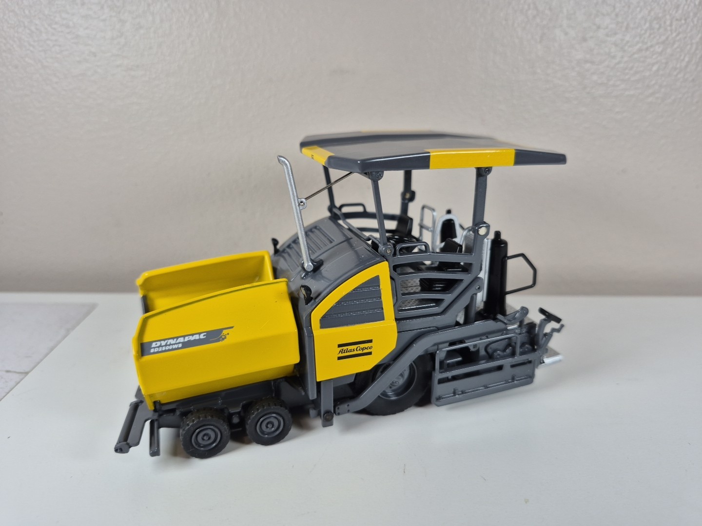 MAYS DIECAST ATLAS Copco DYNAPAC SD2500WS WHEELED PAVER SCALE 1:50 D15